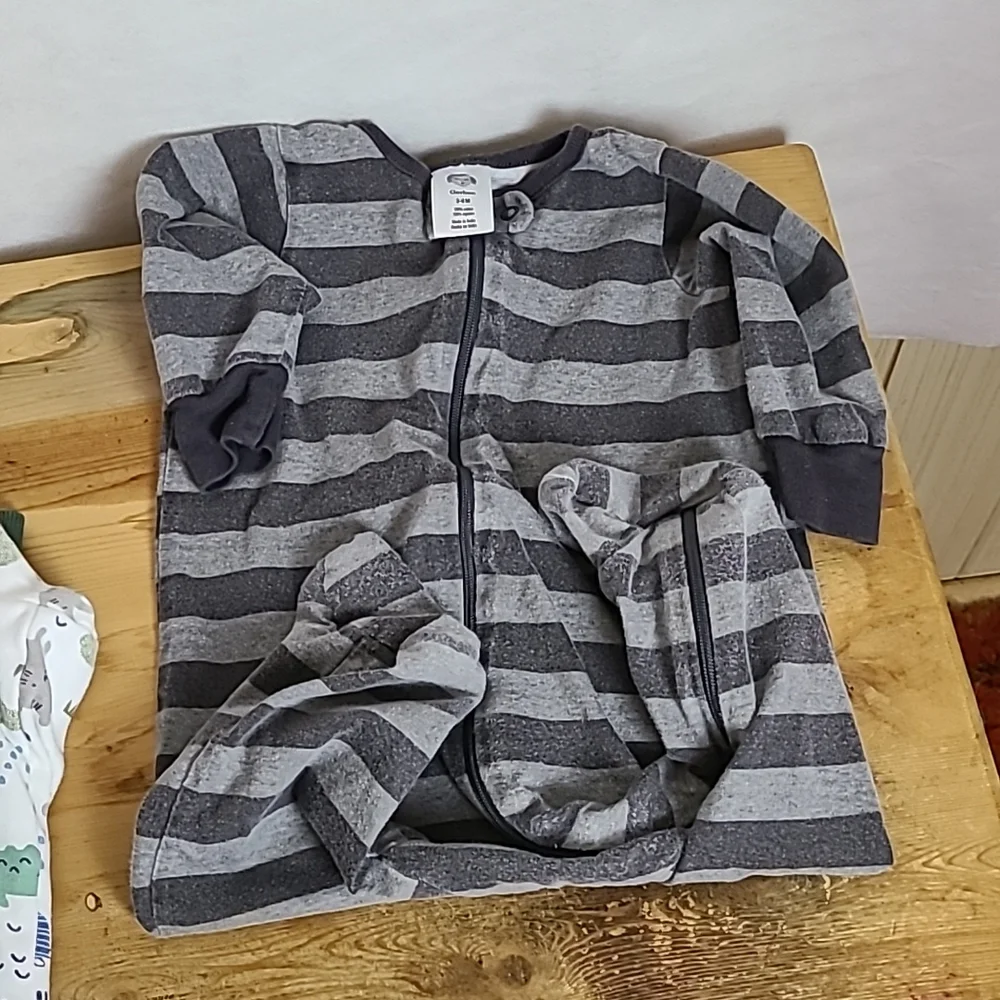 (2) Sleeper and bodysuit 3-6m